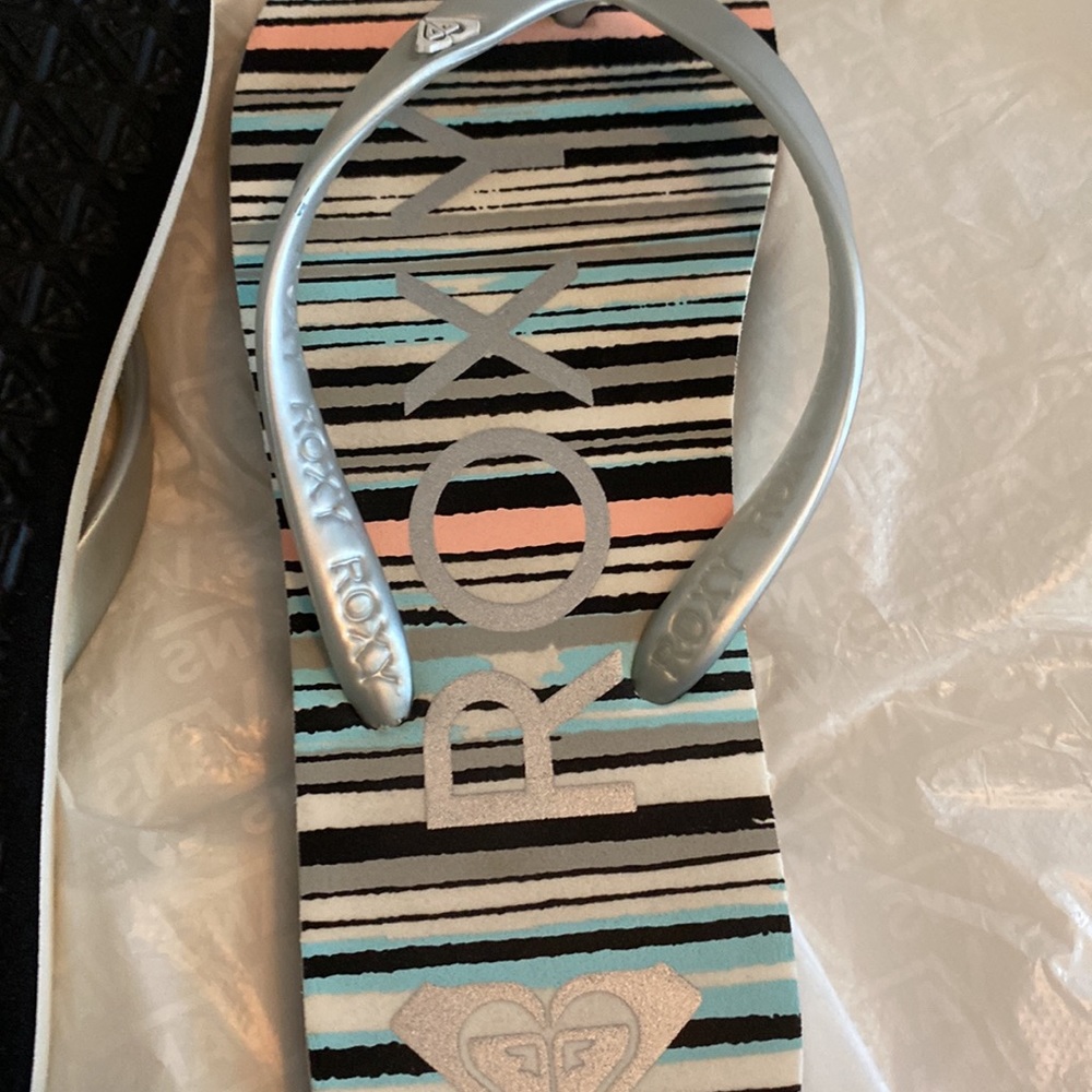 New Roxy flip flops - Picture 3 of 3